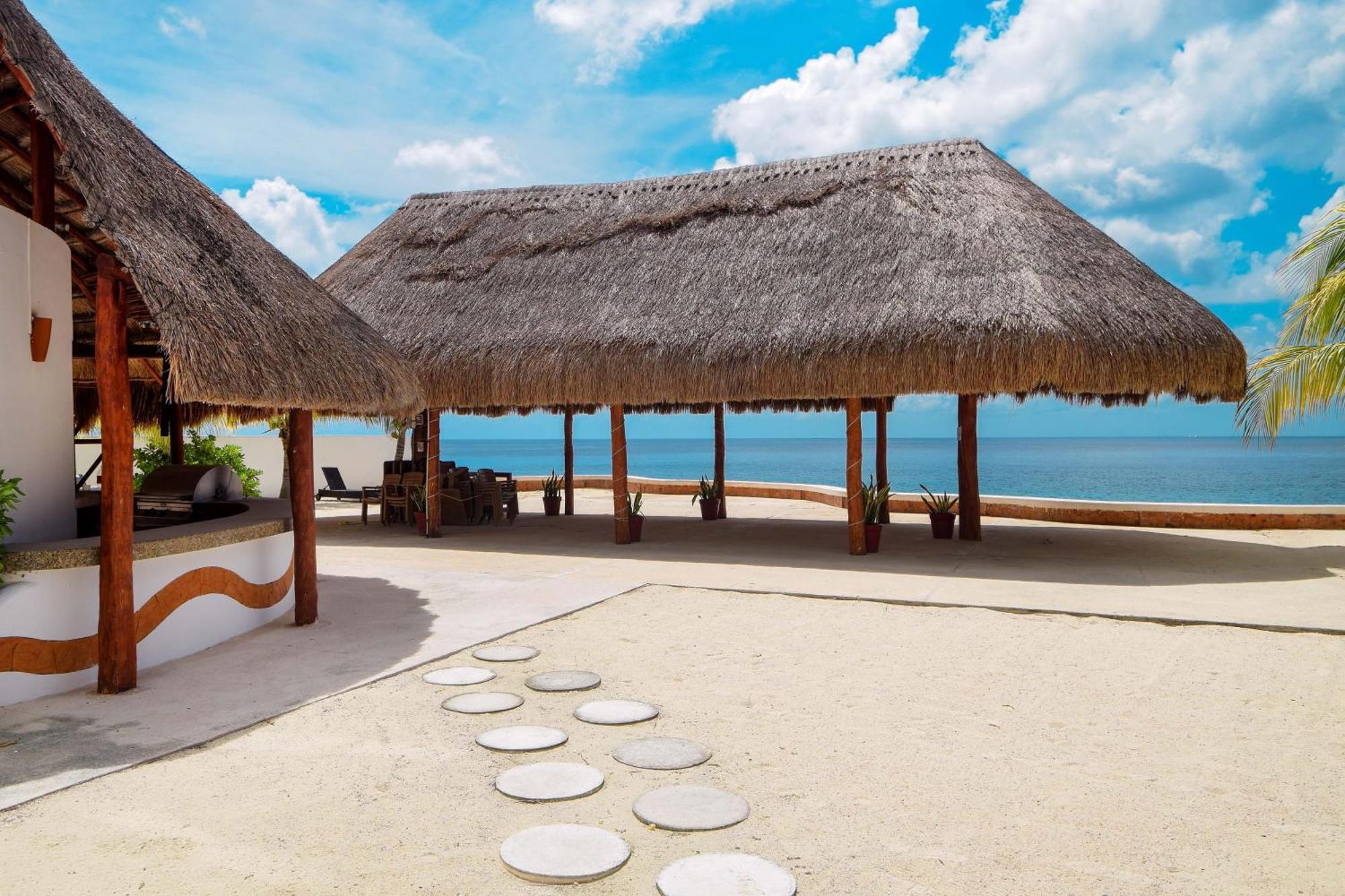 Oceanfront Oasis At Peninsula Grand Holiday home